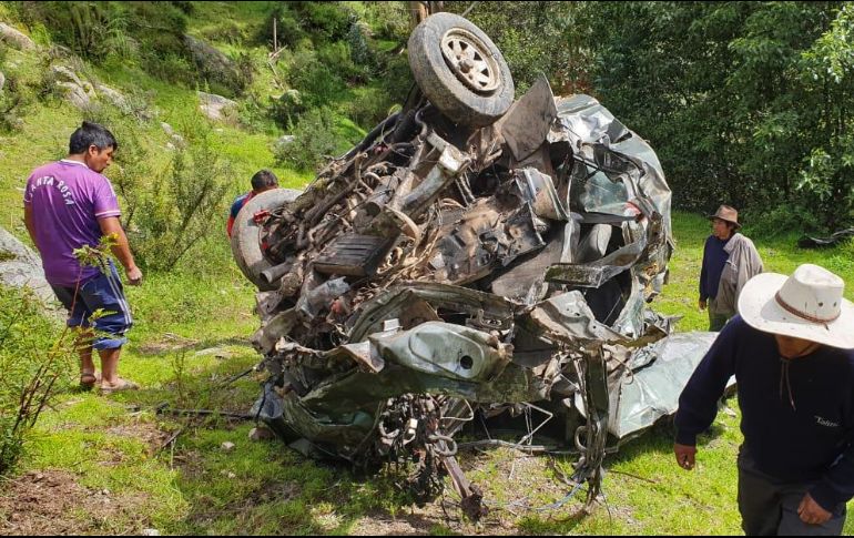Brigadas de la policía y pobladores recuperaron a las víctimas tras horas de trabajo. TWITTER/@PeruECpe