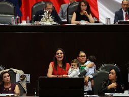 Junto a Nayeli Salvatori subió la diputada Érika Vanessa del Castillo, ambas cargando a sus respectivos bebés. NTX/F. Estrada