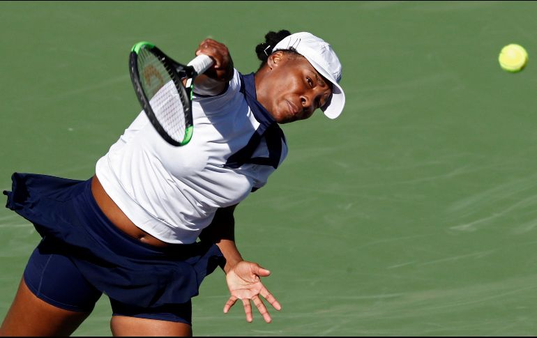 Venus Williams, de Estados Unidos, en acción ante Andrea Petkovic, de Alemania, durante el Abierto de Indian Wells. EFE/L. Smith