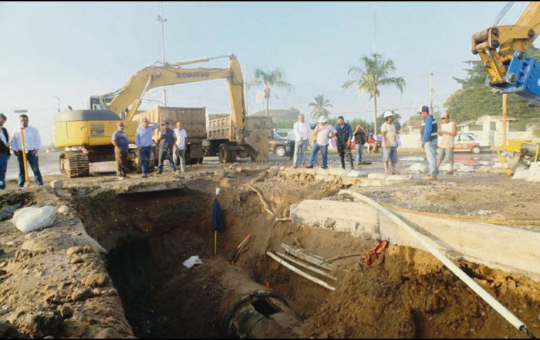 Además de las labores de limpieza, autoridades realizan la reparación del colector donde se registró la ruptura. ESPECIAL