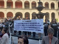 ''Estamos comprometidas con la igualdad, el Desarrollo, Justicia y los Derechos Humanos'', dice la lona. TWITTER / @ClaudiAnaya