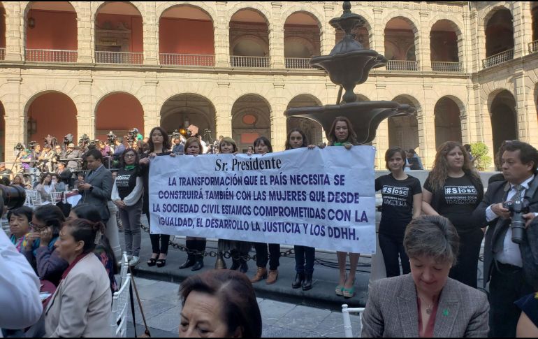 ''Estamos comprometidas con la igualdad, el Desarrollo, Justicia y los Derechos Humanos'', dice la lona. TWITTER / @ClaudiAnaya