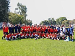 El encuentro se disputó en dos tiempos de 15 minutos, con dos equipos diferentes jugando cada mitad.TWITTER/@Chivas