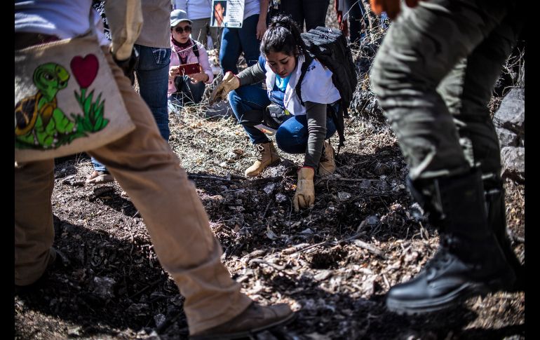 Familiares de desaparecidos se ven en una búsqueda en Huitzuco, Guerrero, en enero pasado. AFP/P. Pardo