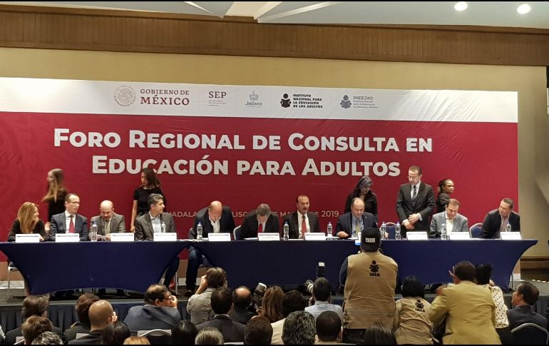 Durante el foro se llevó a cabo el convenio entre el Instituto Nacional para la Educación de los Adultos (INEA) y la Confederación patronal de la república mexicana (Coparmex). EL INFORMADOR/ Y. Mora