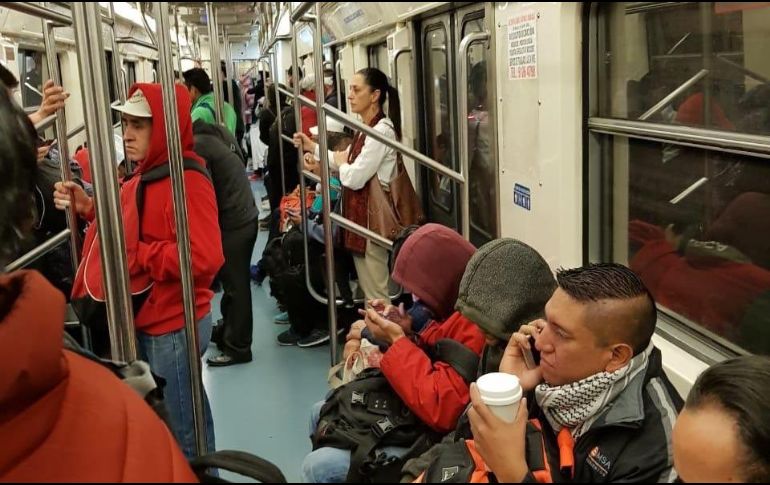 En redes sociales, se difundió una imagen de Claudia Sheinbaum trasladándose en uno de los vagones. TWITTER