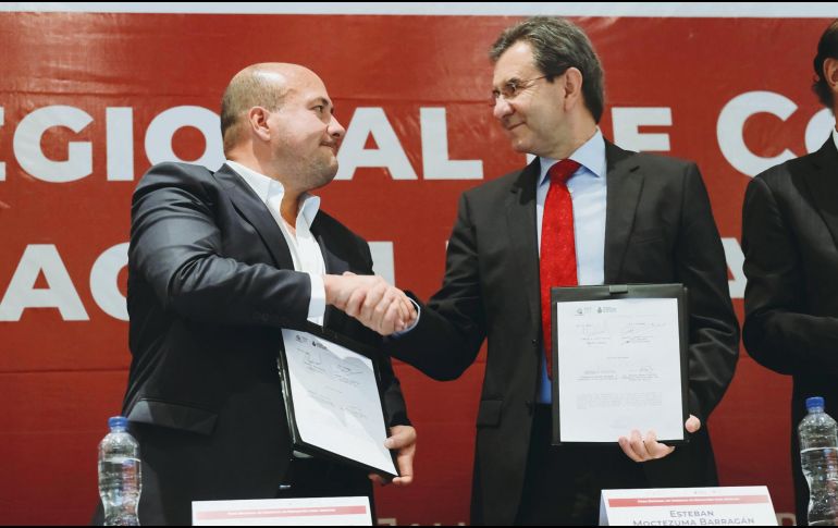Enrique Alfaro y Esteban Moctezuma, durante el Tercer Foro Regional de Consulta para la Educación de los Adultos. ESPECIAL
