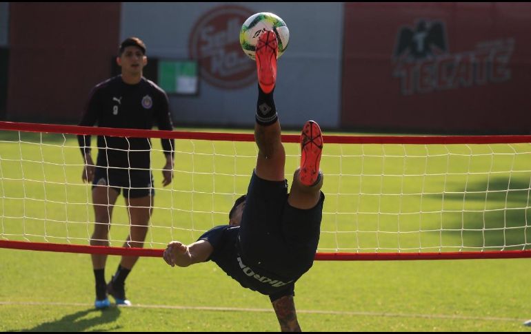 Los jugadores rojiblancos visitan a los Gallos con la mira en salir de la mala racha para llegar embalados a los duelos contra el América. TWITTER/@chivas