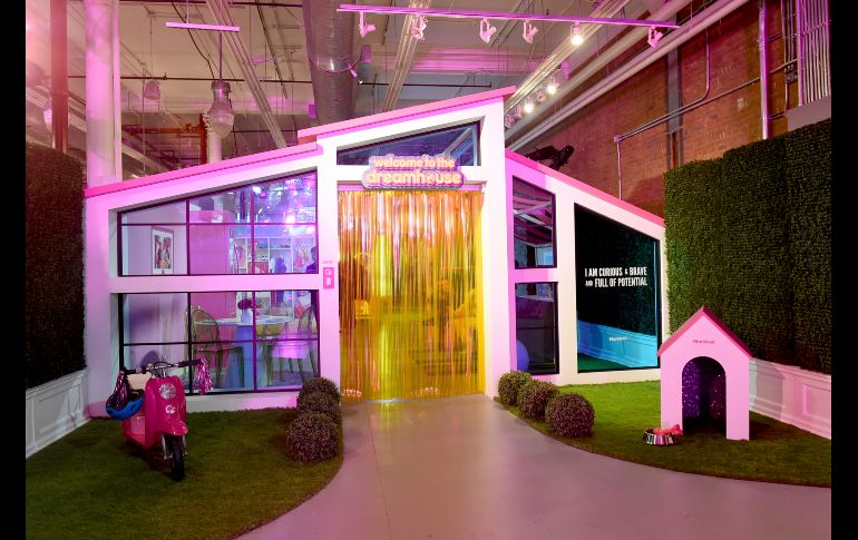 Según un comunicado de Mattel, en estas seis décadas se han hecho muñecas Barbie que representan más de 200 profesiones y oficios. AP/ D. Bondareff