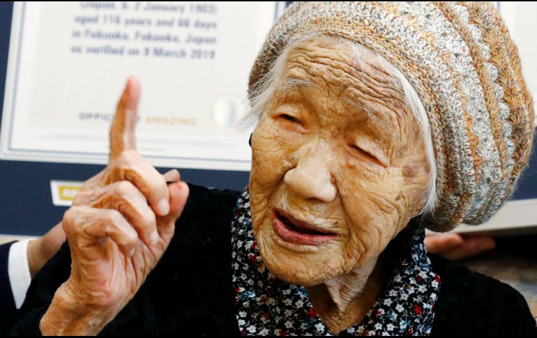 Según dice Tanaka, se suele despertar sobre las 06:00 horas. Todas las mañanas, y por las tardes, estudia matemáticas y practica caligrafía. AP / T. Kaneko