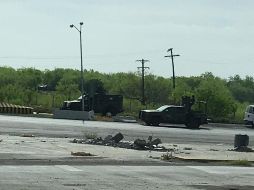 Los automovilistas y sus familias salieron de sus unidades para resguardarse mientras se observa a los militares utilizar su armamento para intentar replegar a los hombres armados. ESPECIAL/