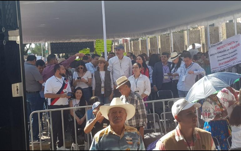Los manifestantes muestran sus pancartas mientras esperan al Presidente. EL INFORMADOR/Y. Mora