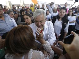 López Obrador saluda a varios simpatizantes tras el evento. EL INFORMADOR/F. Atilano