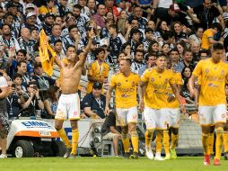 Julian Quiñones (i) de Tigres festeja una anotación ante Rayados de Monterrey. EFE/M. Sierra