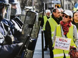Una mujer encara a los antimotines durante la jornada de protesta. AFP
