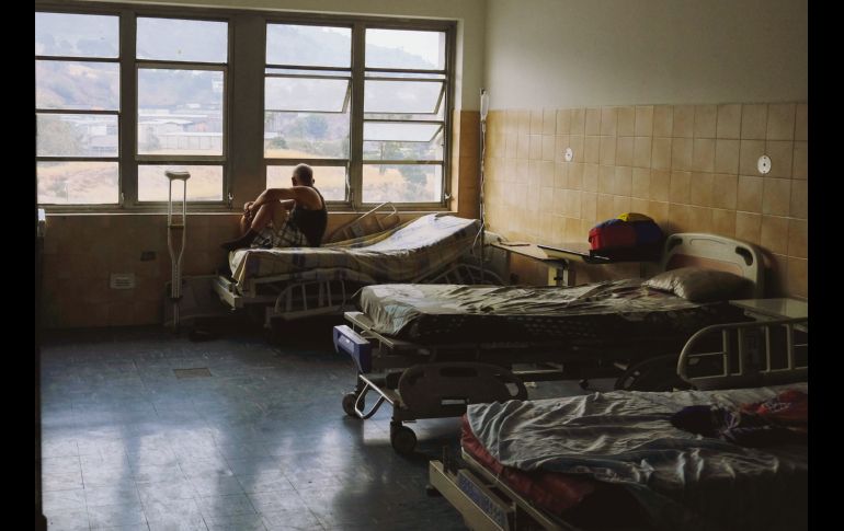 Un paciente mira por la ventana del hospital Miguel Pérez Carreño, en Caracas, durante el peor apagón en la historia de Venezuela. AFP