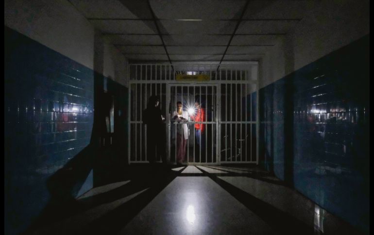 Pacientes del hospital Miguel Pérez Carreño, en Caracas, guían sus pasos con el teléfono. AFP