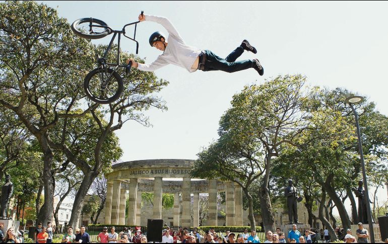 Ayer, en la explanada del Paseo Alcalde, el rider mexicano dio una exhibición de su talento, ante la mirada de los tapatíos. EL INFORMADOR / A. Camacho