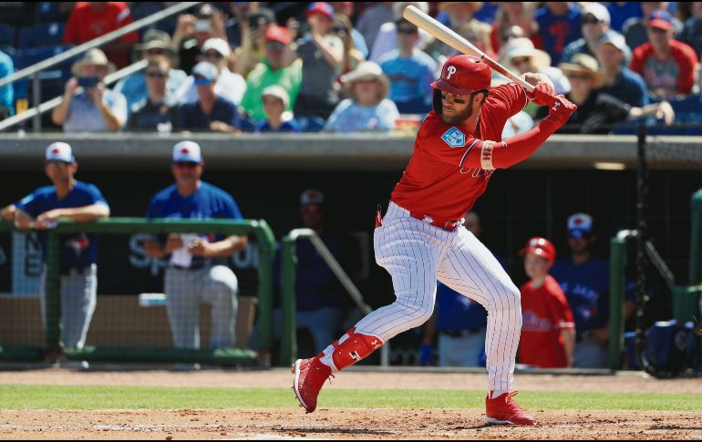 Bryce Harper defendió por primera ocasión los colores de los Phillies. AFP