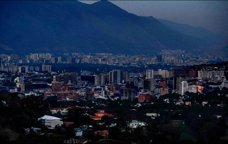 Según las autoridades, el apagón nacional fue incitado por facciones respaldadas por extranjeros que intentaban desestabilizar al presidente Nicolás Maduro. AFP / M. Delacroix