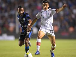 Chivas dominó, pero no pudo llevarse el triunfo ayer ante los Gallos. MEXSPORT/I. Ortiz