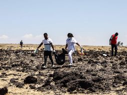 Rescatistas cargan restos humanos en la zona del accidente. AFP/M. Tewelde