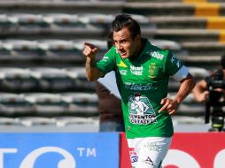 A pesar de su corta estatura, Montes anota de cabeza para darle el triunfo a la Fiera. AFP/V. Cruz