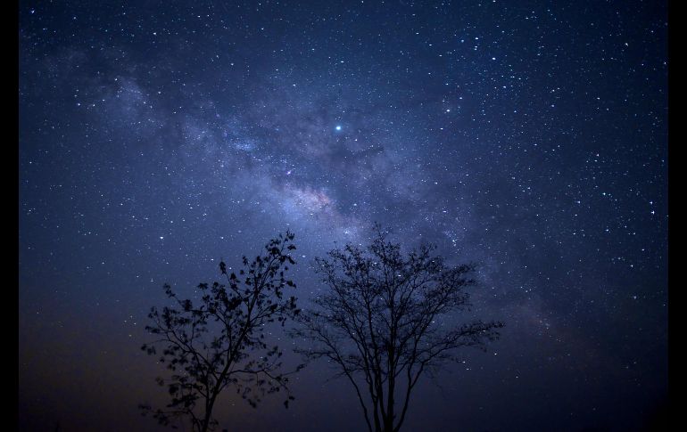 La Vía Láctea se observa sobre la población birmana de Taungdwingyi en la madrugada. AFP/Y. Aung Thu