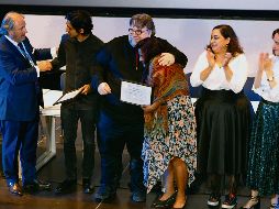 Guillermo del Toro se encargó de galardonar a los dos proyectos seleccionados para la beca. En la imagen, el director tapatío abraza a María Candelaria Palma, premiada por su documental “Rojo”; a la derecha del cineasta, Alejandro Ríos, quien fue reconocido por el filme animado “Los Gatos”. EL INFORMADOR / A. Camacho