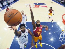 Joel Embiid (#21) lideró a los 76ers. AP / M. Slocum