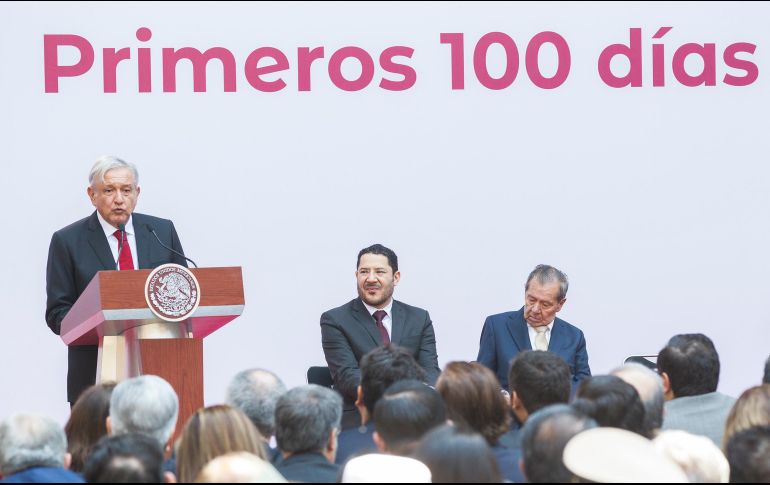 Ante representantes de los tres poderes e integrantes de su gabinete, AMLO dijo que resolverán la saturación del actual aeropuerto de la Ciudad de México en tres años. NTX / J. Pazos