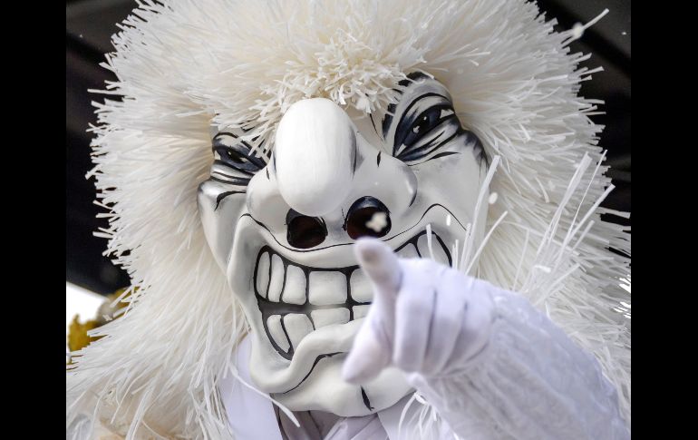Una persona disfrazada participa en una marcha durante el carnaval en Basilea, Suiza. EFE/G. Kefalas