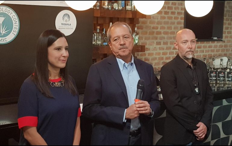 Karina Ley, directora general de la CámaraTequilera; Rodolfo González González,  presidente de la Cámara y Juan Monteón, representante del Consejo Regional de la Industria Restaurantera y Gastronómica. EL INFORMADOR