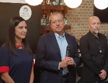 Karina Ley, directora general de la CámaraTequilera; Rodolfo González González,  presidente de la Cámara y Juan Monteón, representante del Consejo Regional de la Industria Restaurantera y Gastronómica. EL INFORMADOR
