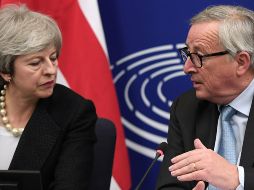 Theresa May, primera ministra  de Reino Unido, y Jean-Claude Juncker, presidente de la Comisión Europea, hablan a la prensa después de su reunión en Estrasburgo. AFP/F. Florin