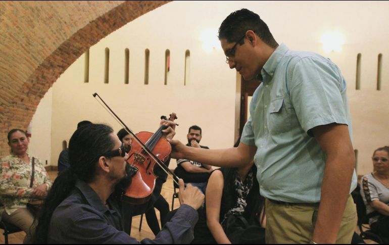 La sesión es guiada por Daniel Lona, coordinador de ECOS, Música para el desarrollo. CORTESÍA