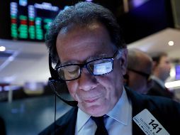 La plaza bursátil local concluyó en línea con el índice Dow Jones de Estados Unidos, que perdió 0.38 por ciento. AP/R. Drew