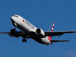 Un avión Boeing 737 Max 8 de American Airlines despega este martes, desde el aeropuerto LaGuardia, en Nueva York. EFE/J. Lane