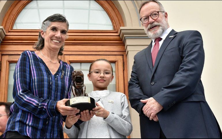 Uniendo vidas con el arte y la paz, entregó a la institución tres estatuillas del Jaguar Internacional de las Artes. TWITTER / @INAHmx