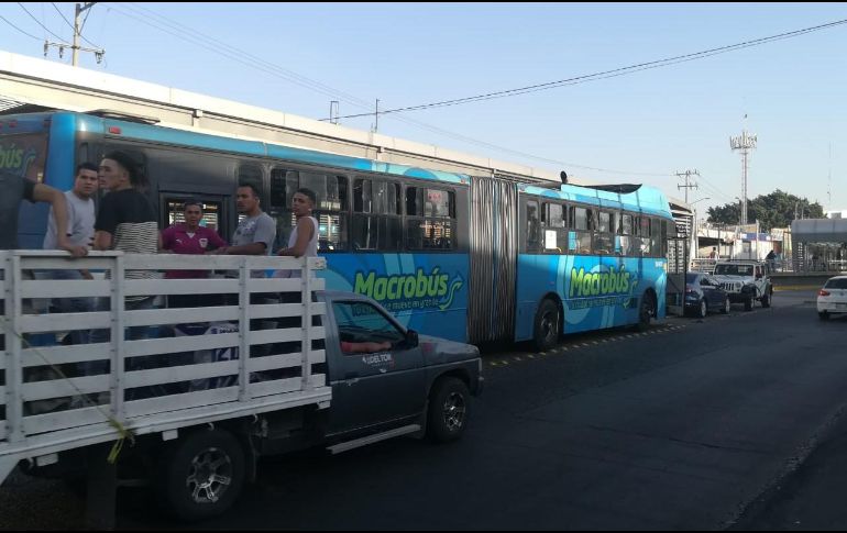 Se presume que la persona iba alcoholizada al momento en el que se cruzó con el Macrobús. ESPECIAL