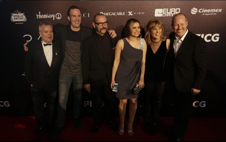 La agrupación española, anoche en la alfombra roja del Teatro Diana. EL INFORMADOR/F. Atilano