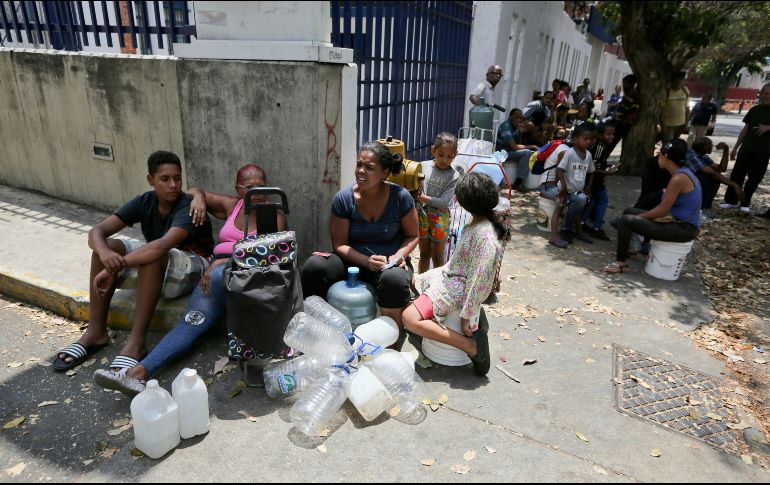 Los constantes apagones, así como los cortes de agua potable y las fallas en telecomunicaciones, han desatado violentas protestas y saqueos en el país. AP/F. Llano
