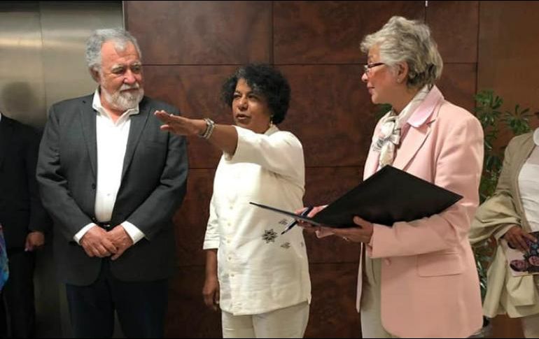 Olga Sánchez Cordero tomó protesta a Candelaria Ochoa ayer martes como la nueva titular de Conavim. TWITTER / @CandeOchoaA