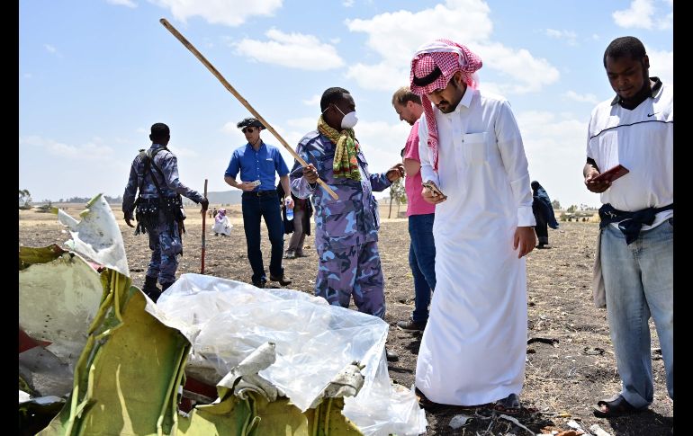Un saudí observa restos del avión.