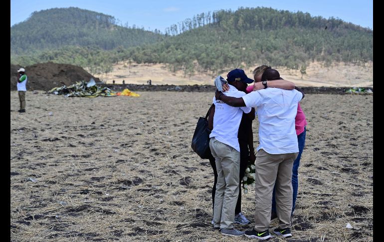 Visitantes se consuelan unos a otros.