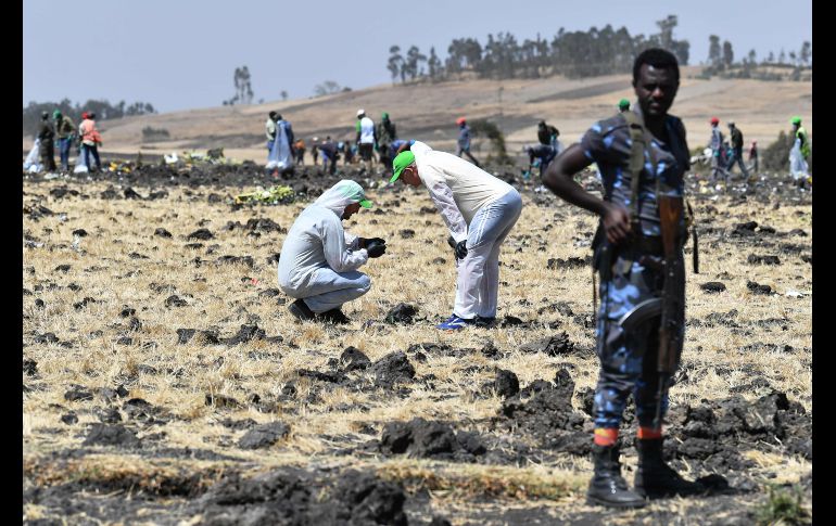 Forenses laboran en la zona. Las dos cajas negras del avión recuperadas serán analizadas en Francia.