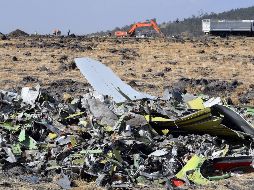 Vista de los restos del fuselaje del avión Boeing 737 MAX 8 de Ethiopian Airlines que se estrelló el domingo 10 de marzo. EFE/STRINGER
