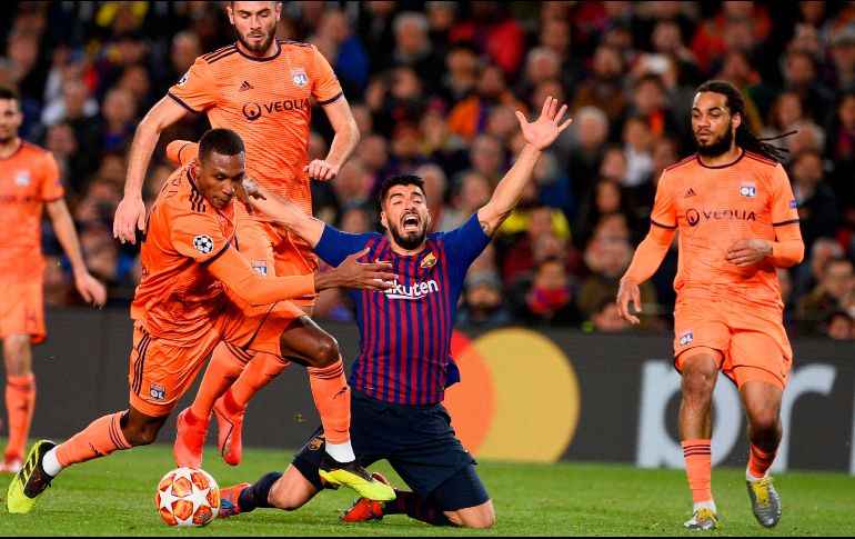 Suárez (de rodillas) todavía no ha logrado marcar en la Champions League. AFP/J. Lago