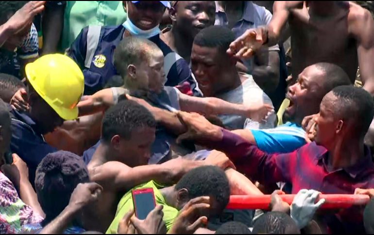 Al final de la tarde, una marea humana rodeaba el lugar del accidente, en donde rescatistas trabajan en la localización de supervivientes y recuperar cuerpos. AP