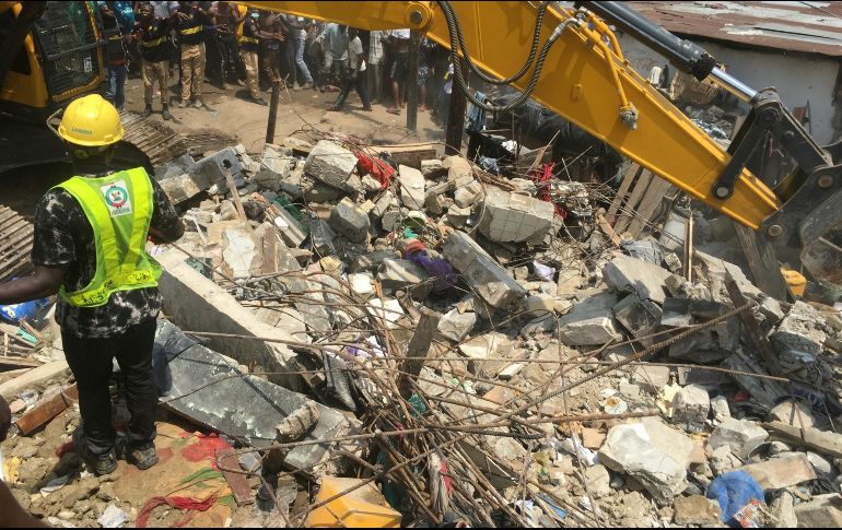 Al final de la tarde, una marea humana rodeaba el lugar del accidente, en donde rescatistas trabajan en la localización de supervivientes y recuperar cuerpos. AP/S. Alamba